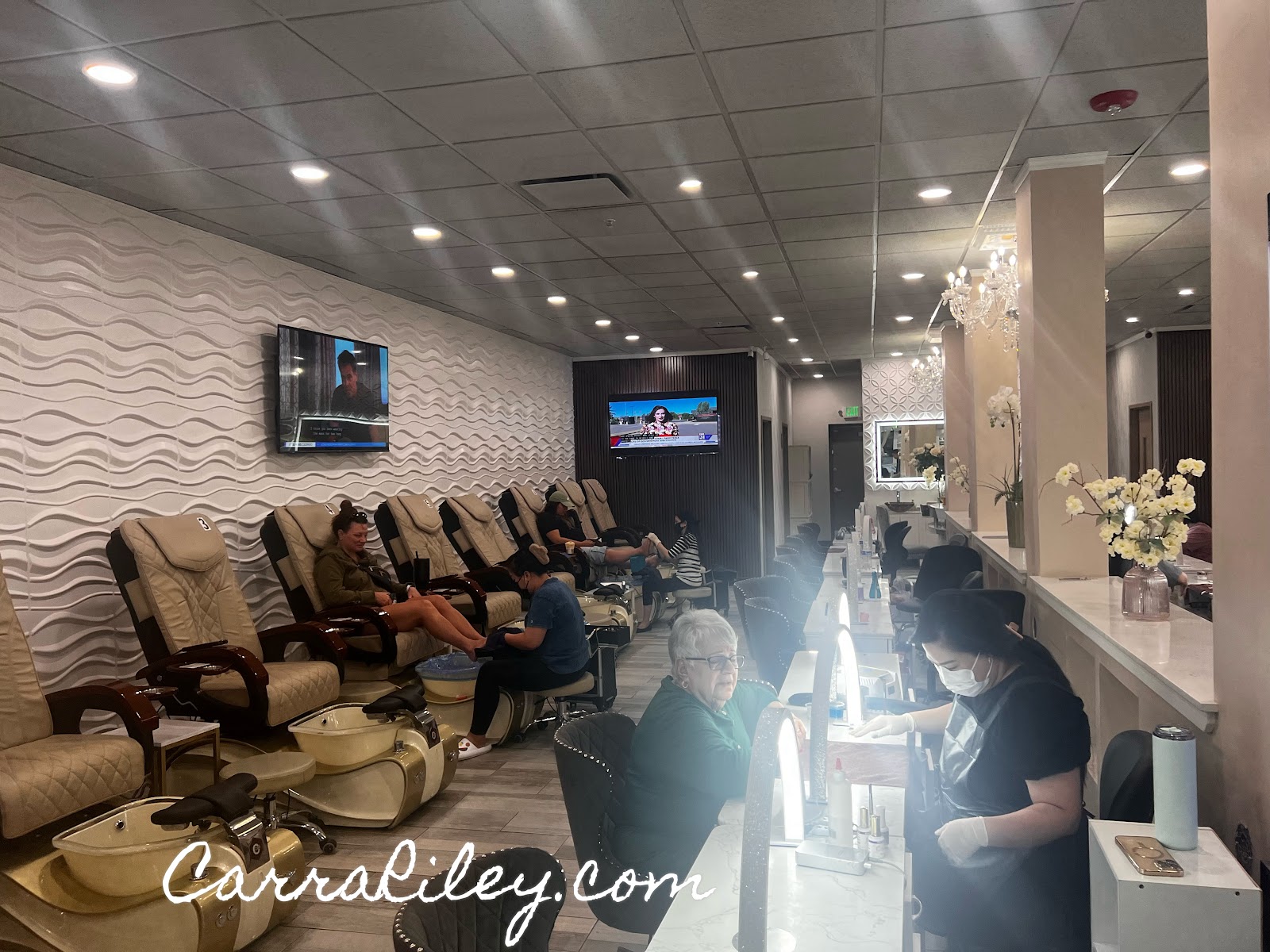 V Nails Spa logo